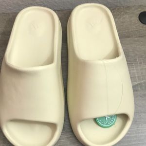 Yeezy slide  bone